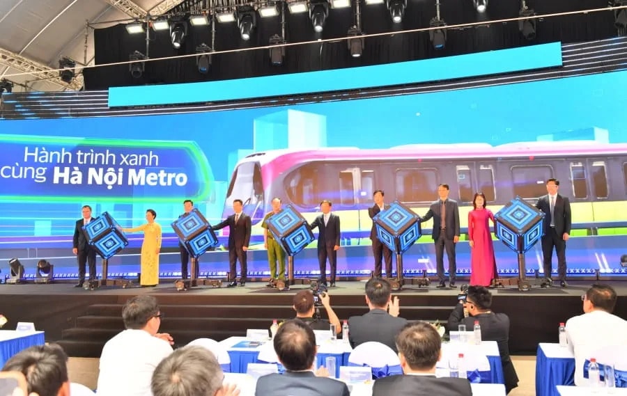 Bà Đoàn Hồng Nhung - Thành viên Ban Điều hành, Giám đốc Khối Bán lẻ Vietcombank (thứ 2 từ phải sang) cùng các đại biểu bấm nút kích hoạt hệ thống soát vé tự động